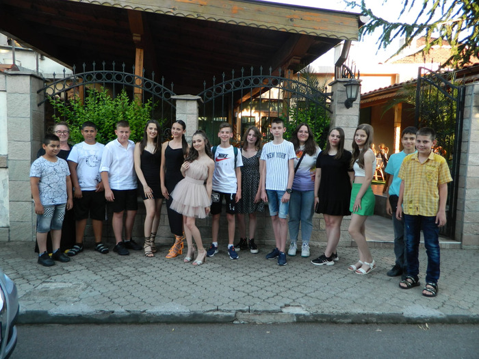 Другарска вечер на седмокласниците към СУ "Неофит Рилски" :: СУ "Неофит ...